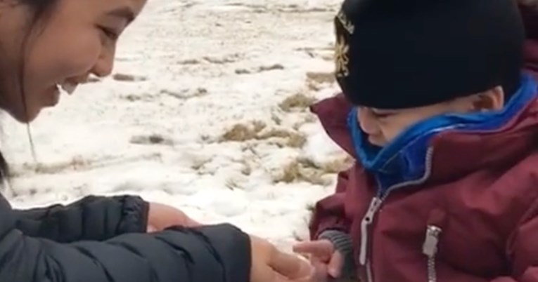 Mališan prvi put ugledao grudu snijega pa hihotanjem mnogima uljepšao dan