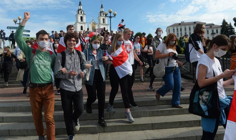 Bjeloruski studenti prosvjedovali protiv Lukašenka, nosili zastavu oporbe