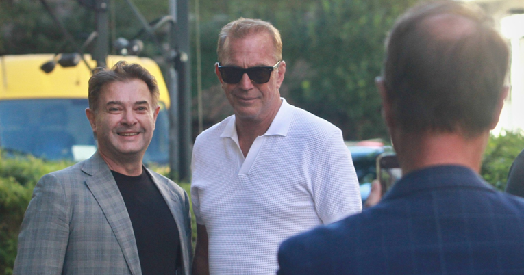 FOTO Kevin Costner snimljen je u Italiji, na ulici se fotkao s obožavateljima