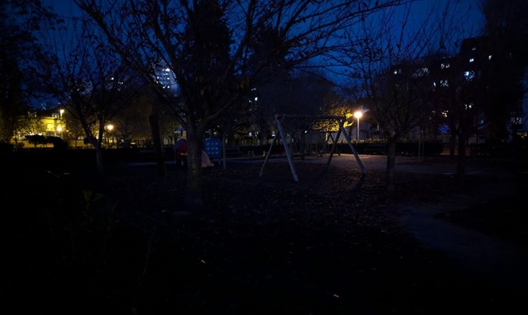 FOTO Pogledajte park na zagrebačkoj Trešnjevci noću. Bijesni roditelji prosvjedovali