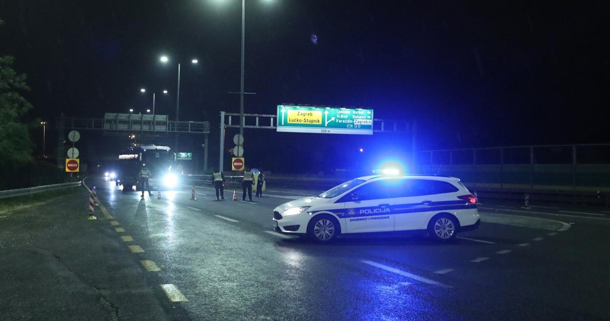 Nesreća na A3. Više vozila naletjelo na drva koja su ispala iz kamiona