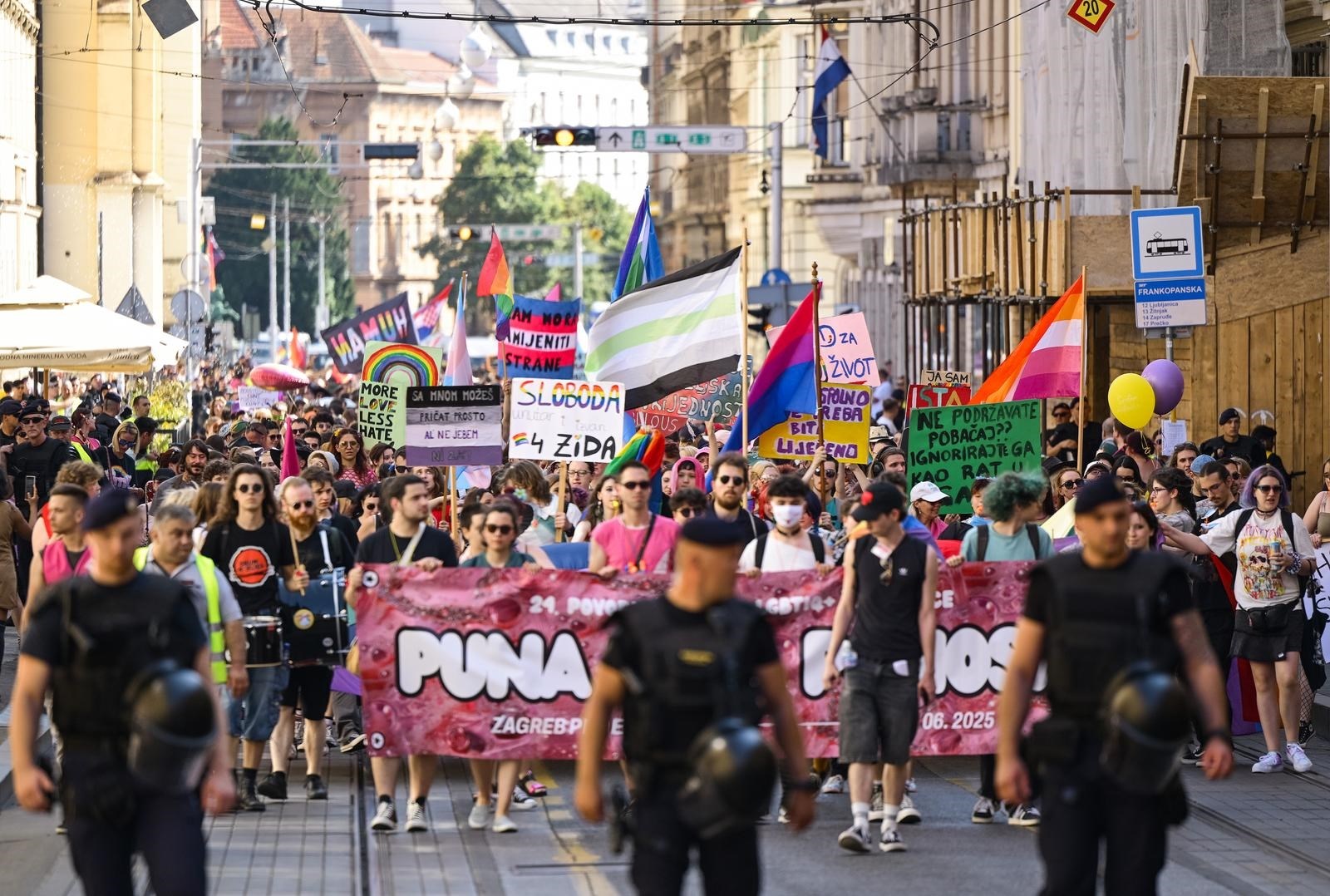 FOTO Pogledajte transparente s Pridea. "I homofobi su ljudi"