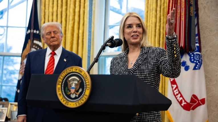 Pam Bondi prodala dionice vrijedne milijune dolara isti dan kad je Trump uveo carine