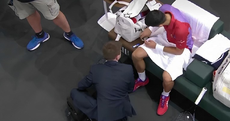 VIDEO Čarobna pilula pomogla Đokoviću da okrene meč. Objasnio je zašto ju je uzeo