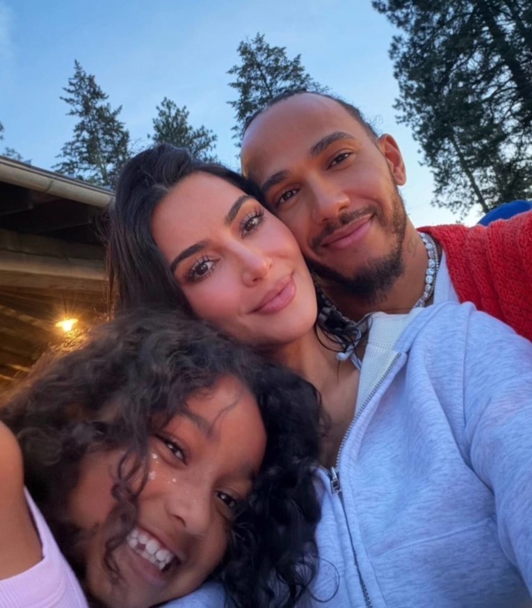 Kim Kardashian objavila selfie s dečkom Lewisom Hamiltonom i kćeri Chicago (8)