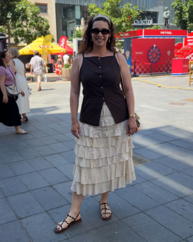 Djevojka sa špice oduševila u jednostavnom, a upečatljivom outfitu. Lako ga je kopirati