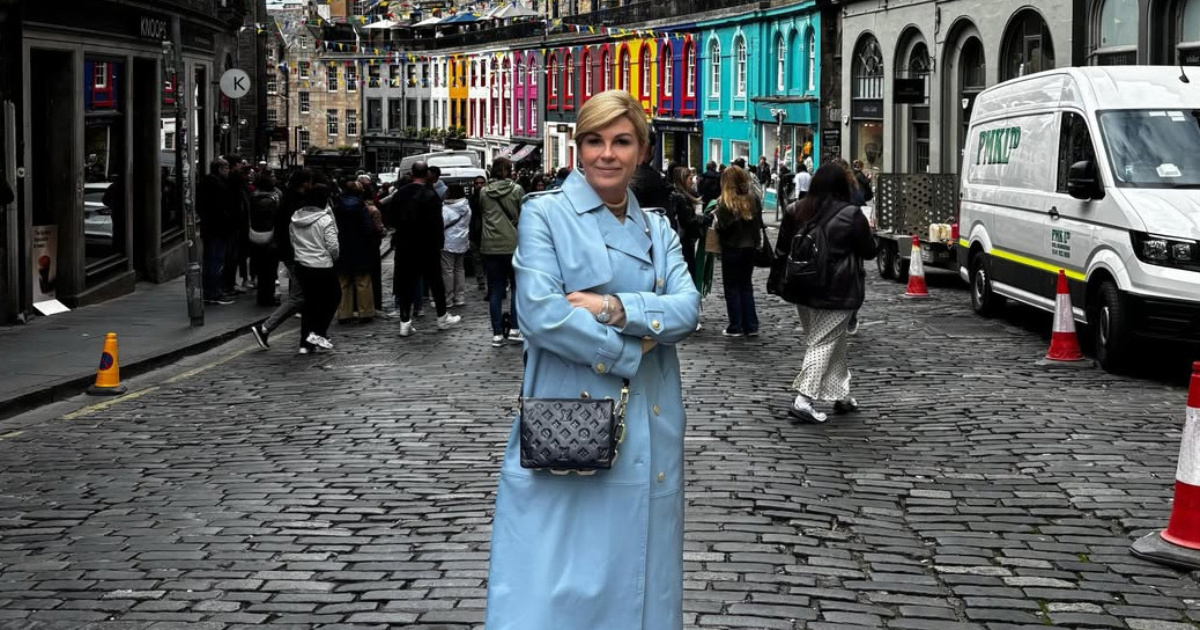 Kolinda u posjetu Edinburghu nosila svijetloplavi kaput. Pronašli smo slične modele