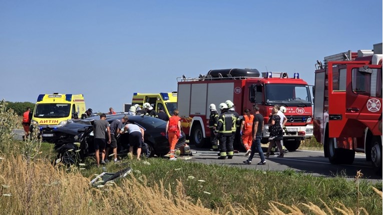 Teška nesreća na osječkoj obilaznici. Sudarila se tri auta, jedna osoba poginula