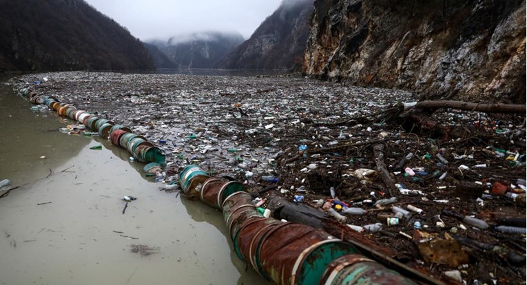 VIDEO Ekološka katastrofa u BiH, rijekom Drinom plutaju tisuće kubika otpada