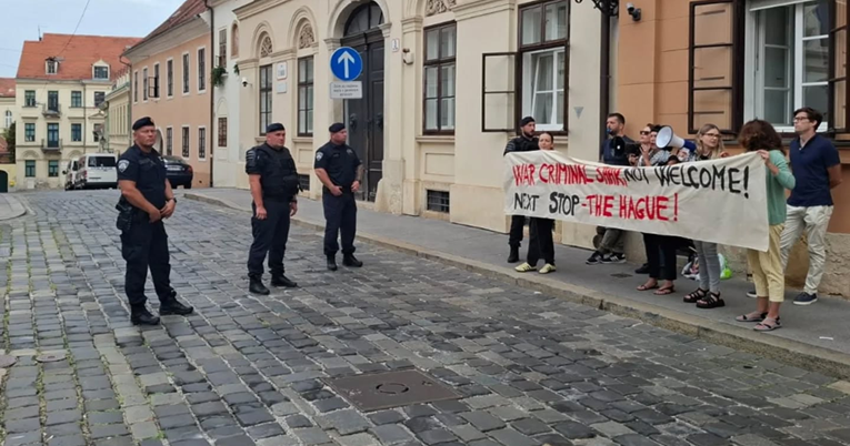 Ispred Vlade skandirali "Plenki, Plenki, gdje se kriješ, genocidnu ruku miješ"
