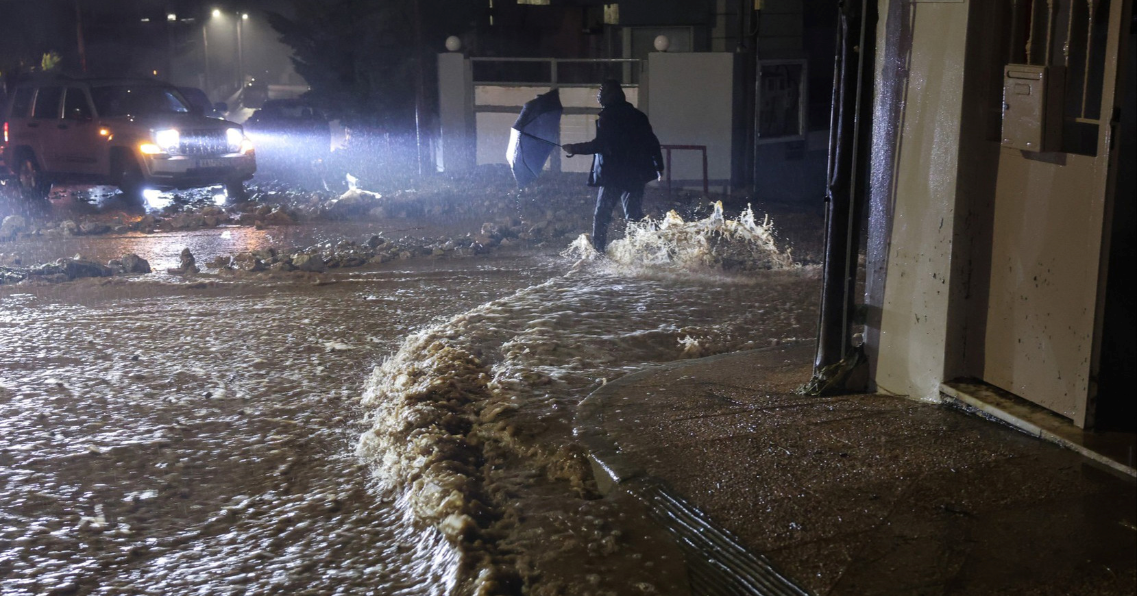 FOTO I VIDEO Oluja u Ateni: U jednom danu palo šest mjeseci kiše