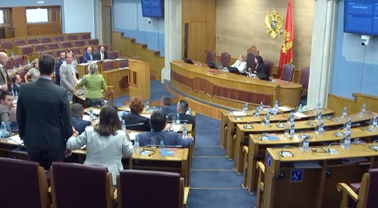 VIDEO U Skupštini Crne Gore skoro došlo do fizičkog sukoba: "Slomit ću mu nos!"
