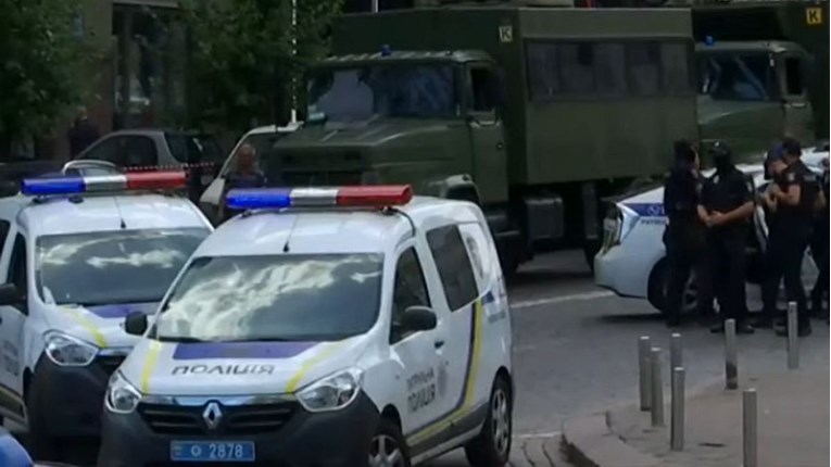 Muškarac ušao u banku u Kijevu i rekao da ima bombu u ruksaku, drži jednog taoca