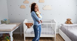 Stručnjaci savjetuju kako uspavati bebu koja se bori protiv sna