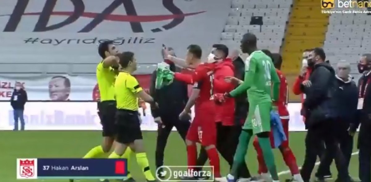 Bizarna situacija iz Turske i crveni karton kakav nikad niste vidjeli