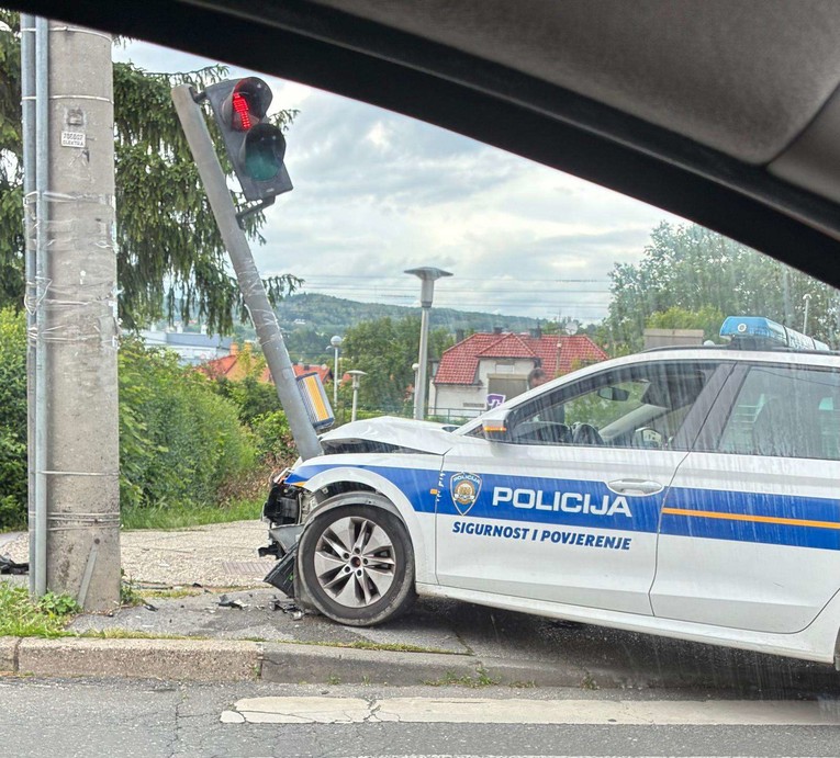 Policijski auto udario u stup semafora u Zagrebu