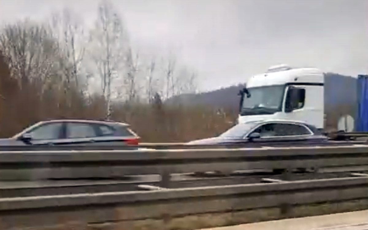 VIDEO Sudarili se kombi i kamion na A6, kombi izgorio