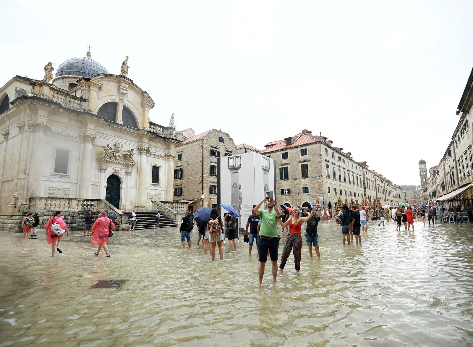 FOTO Kiša potopila Dubrovnik i Stradun