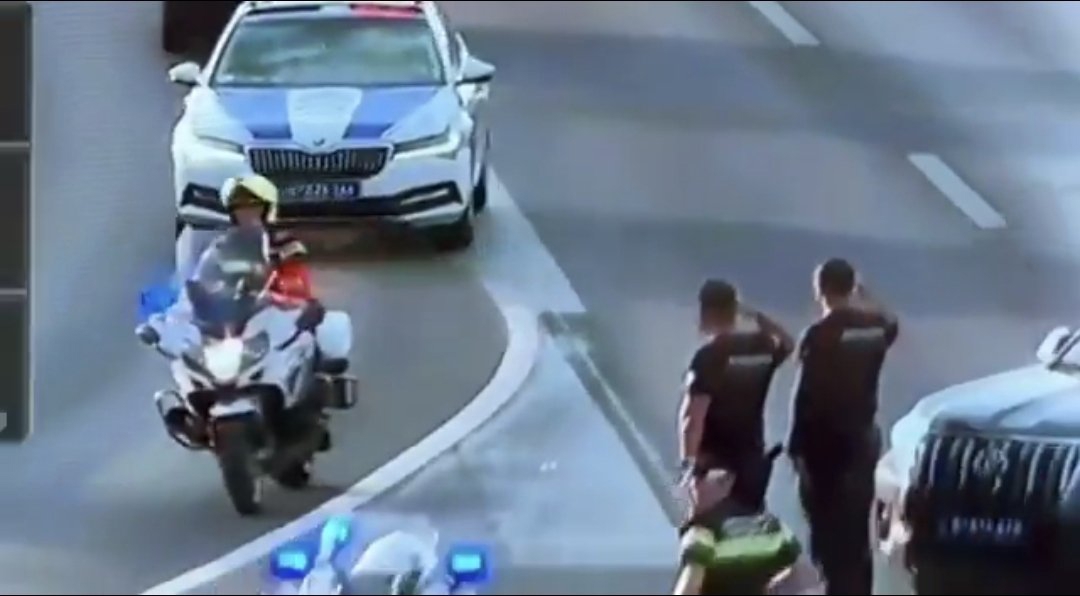 FOTO I VIDEO Srpski policajci duž rute salutirali mrtvom Ratku Mladiću