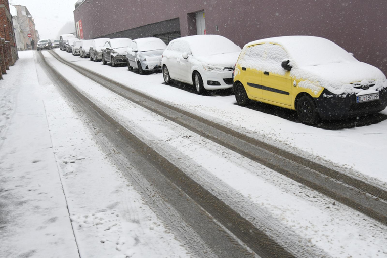 Niste očistili snijeg s auta? Prijeti vam kazna i to ne mala