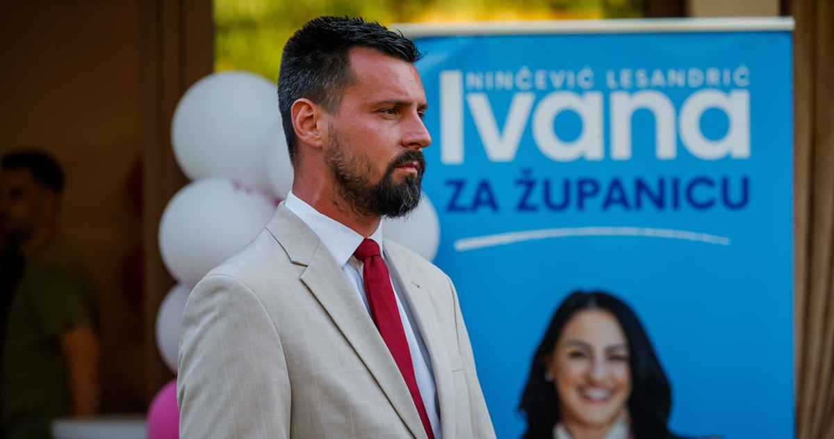 Ispred stana Bojana Ivoševića ostavljeni lampioni i poruka na papiru