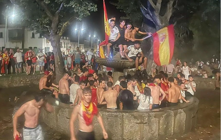 Шпанците славеа во фонтана. Таа се урна, при што загина едно момче.