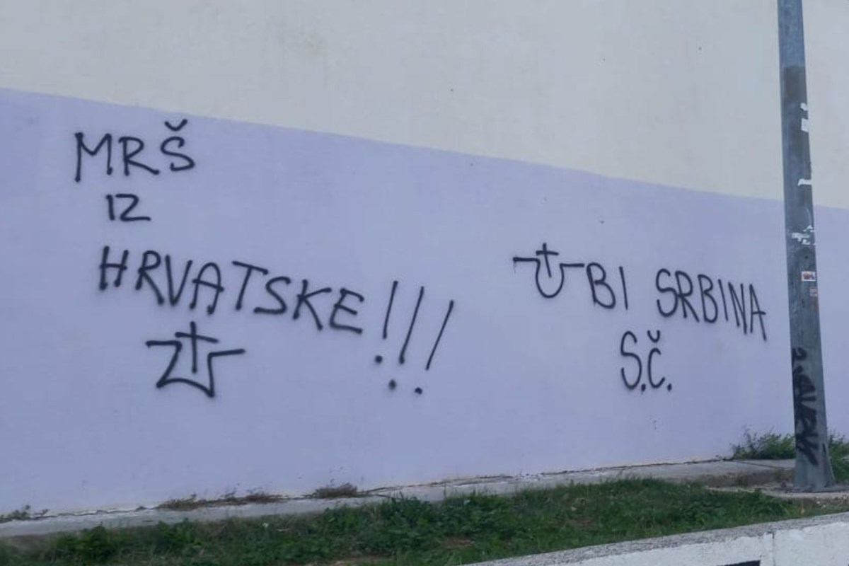 Kratko pitanje hrvatskim katolicima: Križ s ušatim U ili bez? Čisto da svi znamo