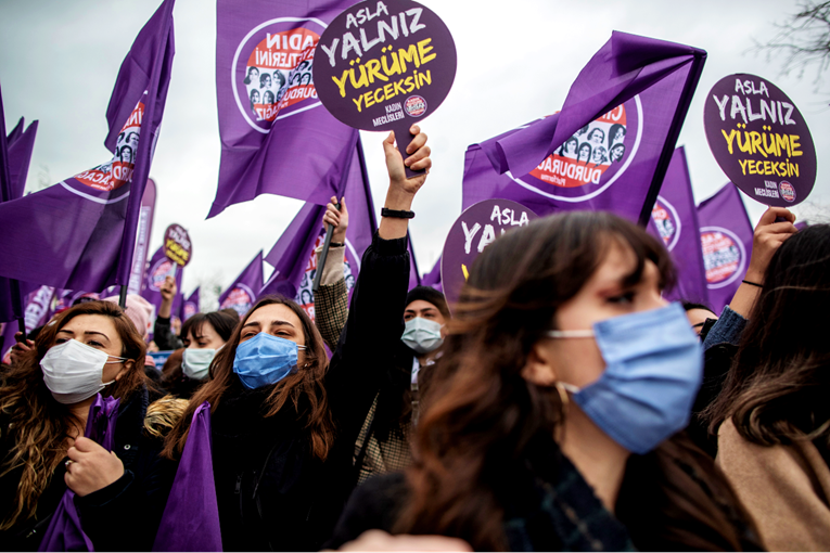 Tisuće žena u Turskoj prosvjedovale protiv Erdogana: "Dosta ove patrijarhalne države"