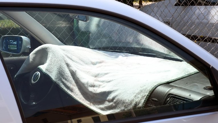 Turisti u Mostaru ostavili životinje u vrućem autu. Pas i mačka su uginuli