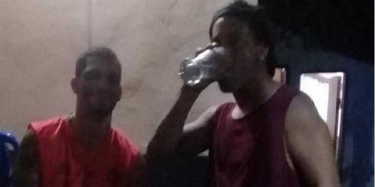 Ronaldinho zatvor pretvorio u tulumaru: Pije i brije s ostalim robijašima