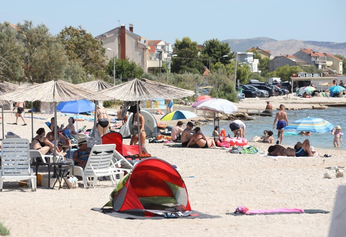 Stranac (39) snimao golu djecu na šibenskoj plaži, protjeran iz Hrvatske