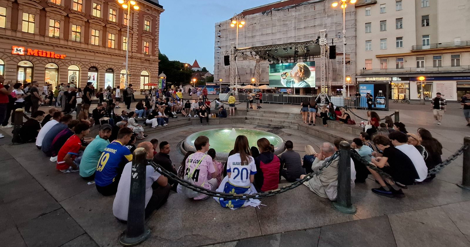 VIDEO Pogledajte koliko ljudi gleda utakmicu BiH na Trgu bana Jelačića