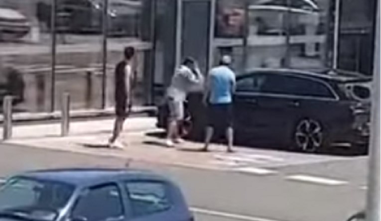 VIDEO Otkriveni detalji divljanja u Bjelovaru, usred dana palicom razbijali auto