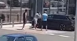 VIDEO Čovjek u Bjelovaru usred dana na parkingu palicom demolirao auto