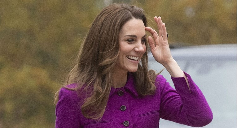 Kate Middleton snimljena u javnom prijevozu u upečatljivom dizajnerskom outfitu