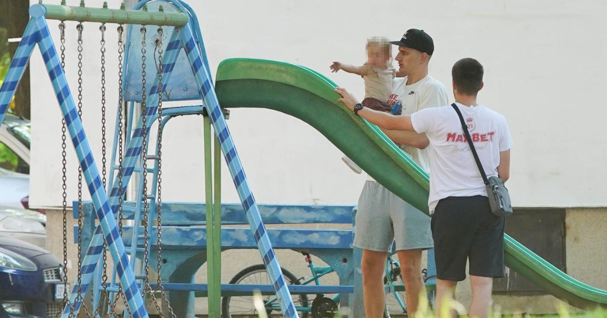 Nikola Jokić snimljen s kćerkicom Ognjenom u Somboru, igrali su se u parku