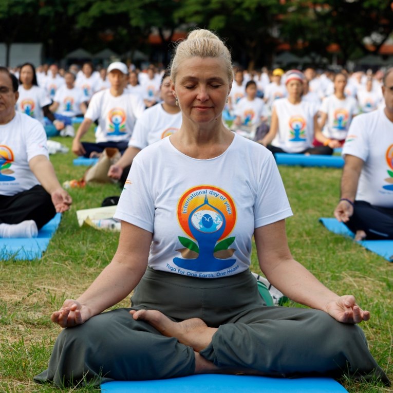 FOTO Drevna praksa u središtu Bangkoka: Stotine se okupile na masovnoj jogi
