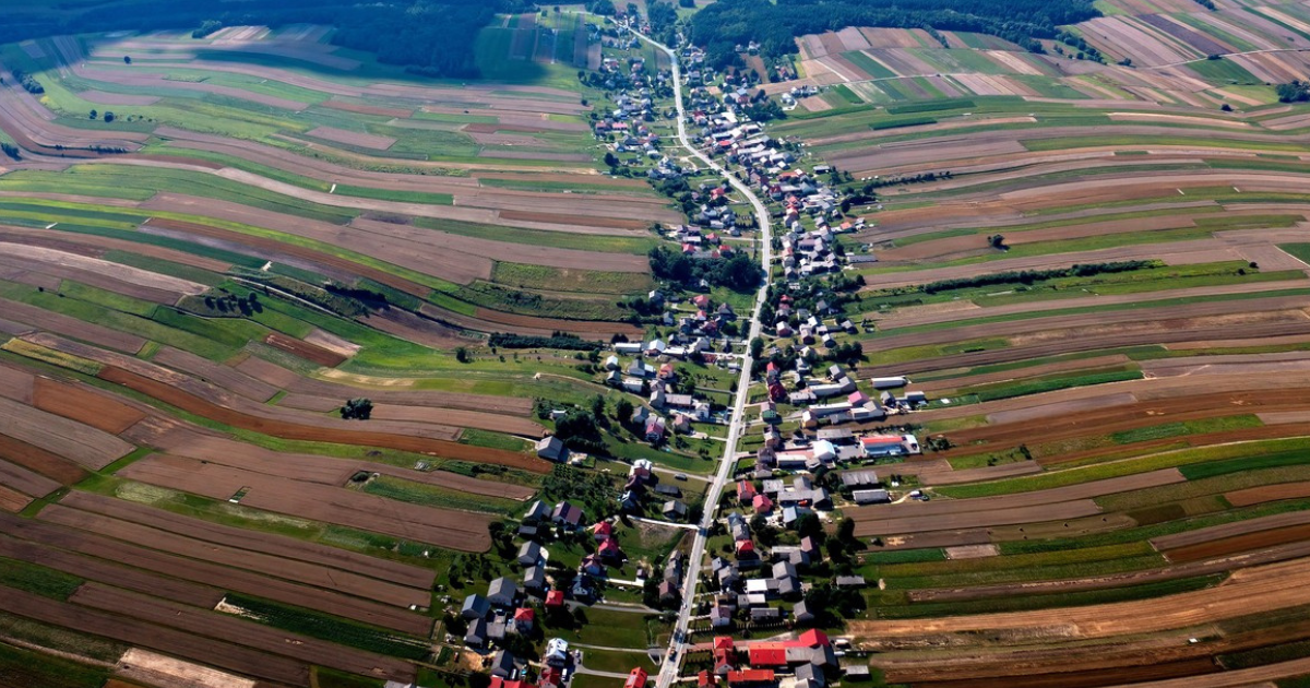 U ovom selu u Poljskoj svi stanovnici žive u jednoj ulici, prizori iz zraka su divni
