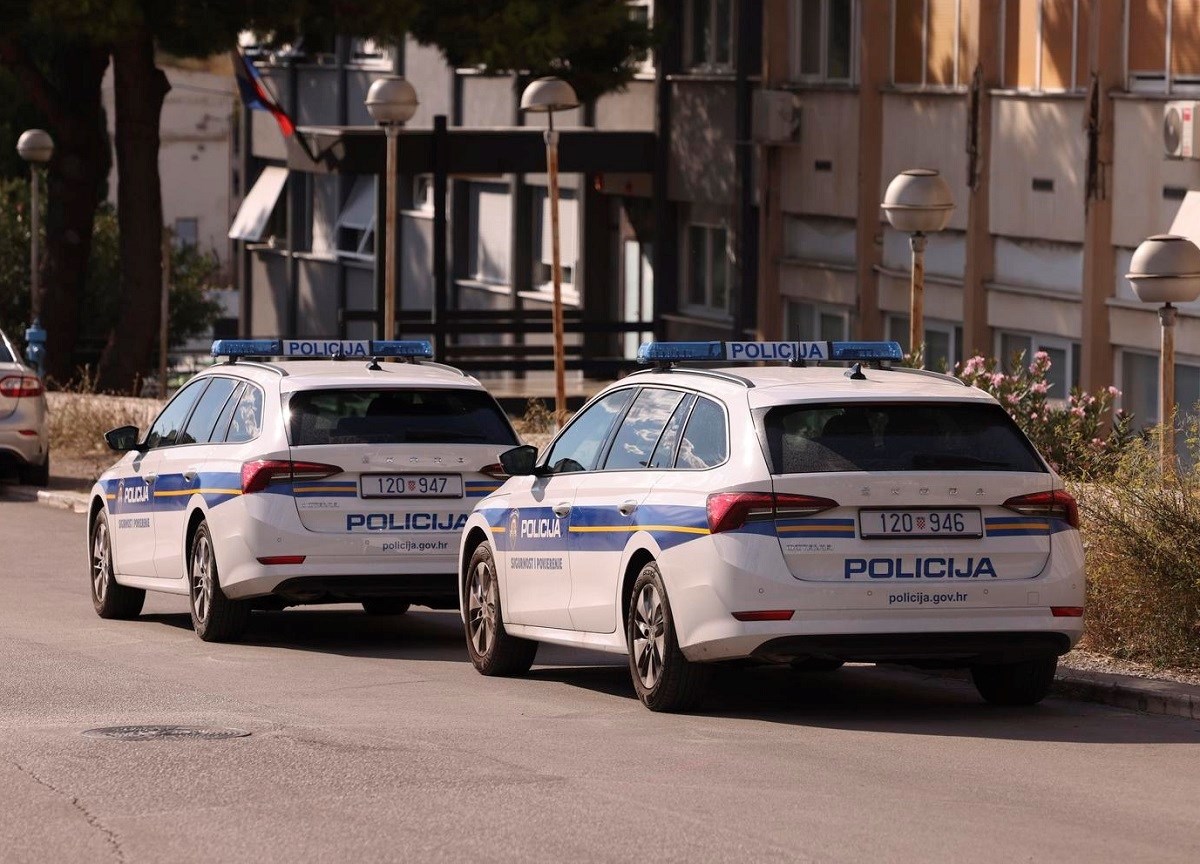 Mladić u Otočcu divljao, napao policajce, prijetio im smrću, u postaji razbio vrata
