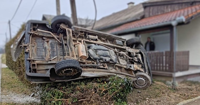 FOTO Prevrnuo se kombi kod Dugog Sela, završio u dvorištu kuće