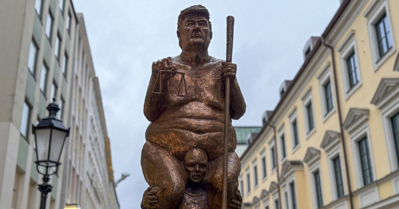 "Narančasta kuga": Kip golog Trumpa izložen u Europskom parlamentu