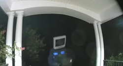 Nadzorne kamere snimile bizarnu scenu koja se noću odvijala ispred njihovih kuća