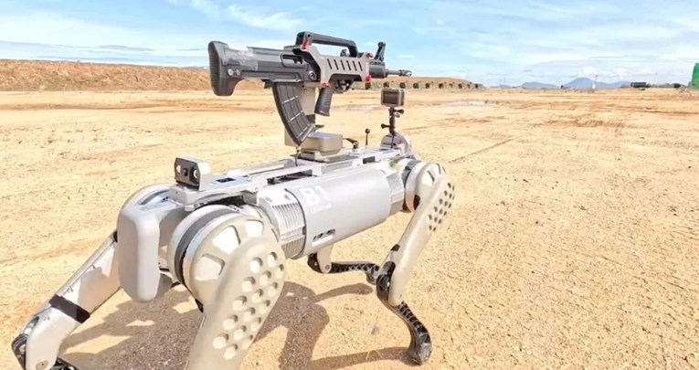 VIDEO Ovo su novi strojevi kineske vojske za ubijanje - psi roboti s puškama
