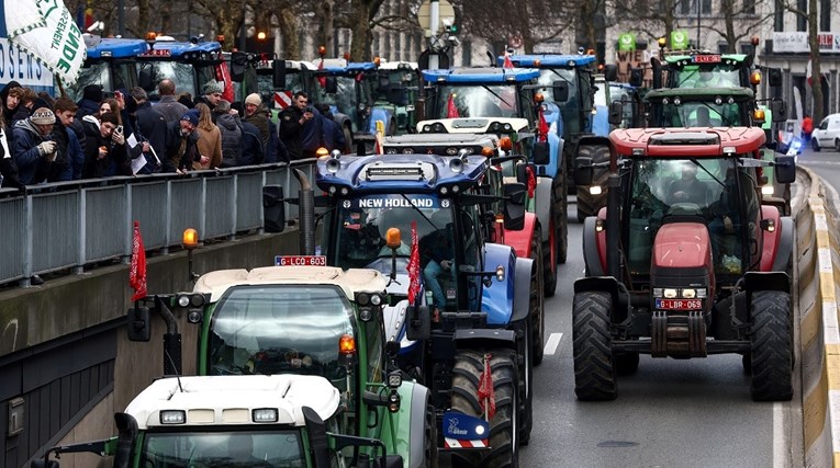 FOTO Prosvjed poljoprivrednika u Bruxellesu, tisuće traktora na ulicama