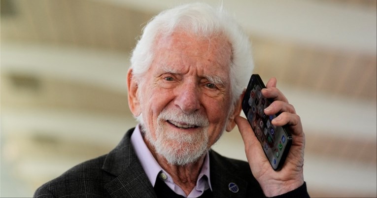 Prije 50 godina predstavljen je prvi mobitel. Sjećate li se kako je uređaj izgledao?