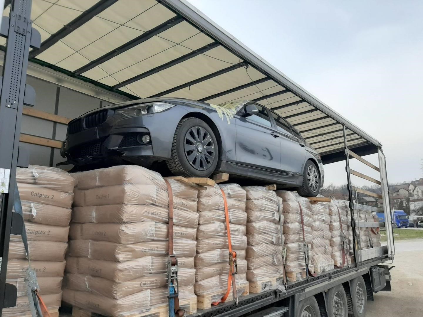 FOTO Kamion je trebao prevoziti boje i lakove. Srpski carinici unutra pronašli BMW