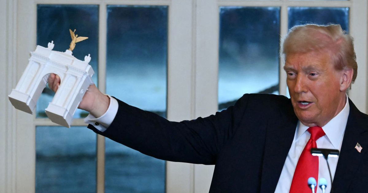 Trump gradi 76m visok slavoluk u Washingtonu. Nema odobrenje ni dozvole
