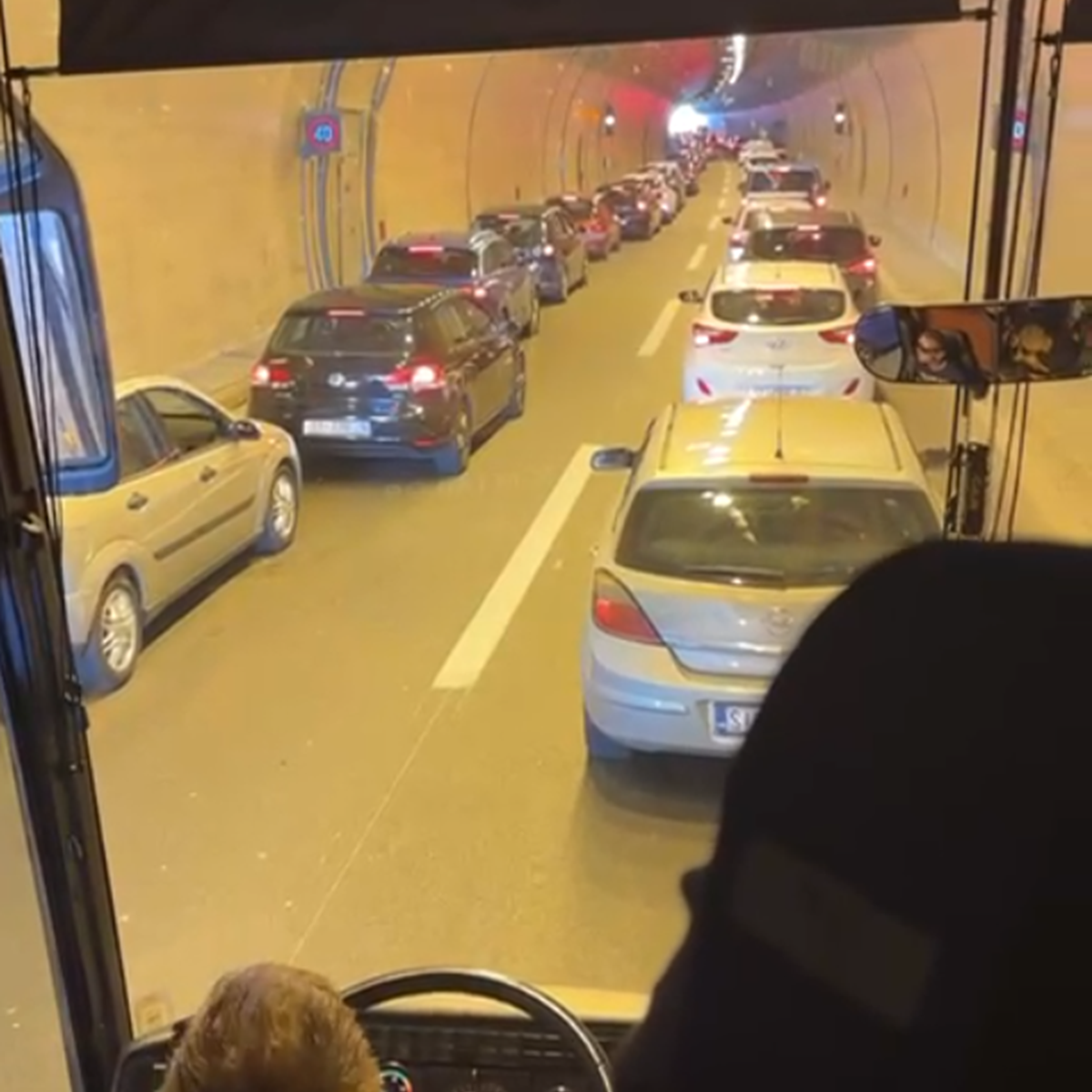 Zastoj na cesti od Splita prema Solinu. Ljudi izašli iz busa i nastavili pješke
