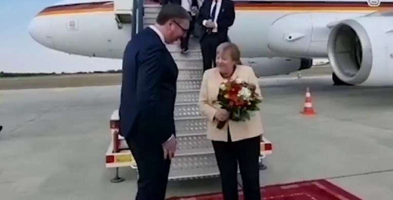 Merkel stigla u Beograd. Vučić ju dočekao cvijećem, objavio snimku