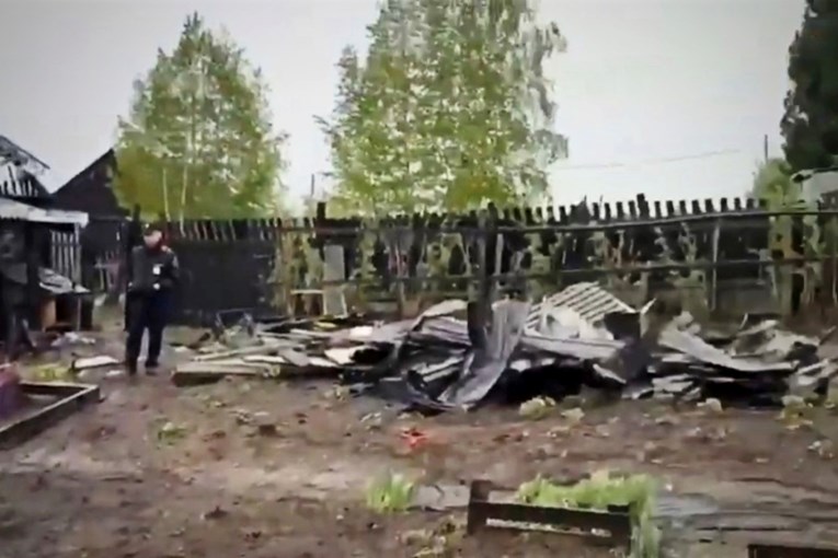 Masakr u Rusiji. Tinejdžer pijan nožem ubio četvero, a zatim zapalio kolibu i sebe